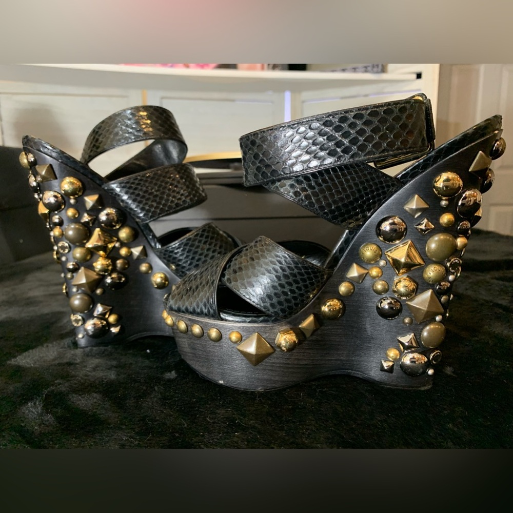 GUC💝Louis Vuitton studded sandals. - Picture 8 of 17